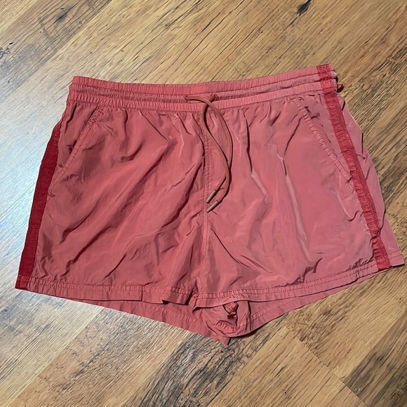 Athleta Expedition Short in Etruscan Red - Picture 4 of 7